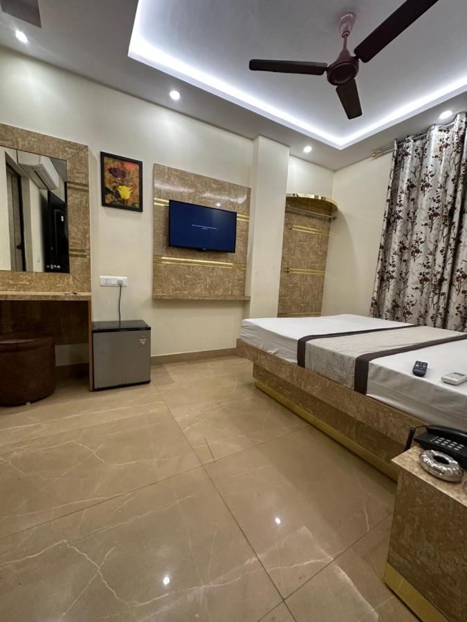 Hotel Mahalaxmi Deluxe Neu-Delhi Exterior foto