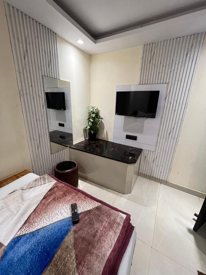 Hotel Mahalaxmi Deluxe Neu-Delhi Exterior foto